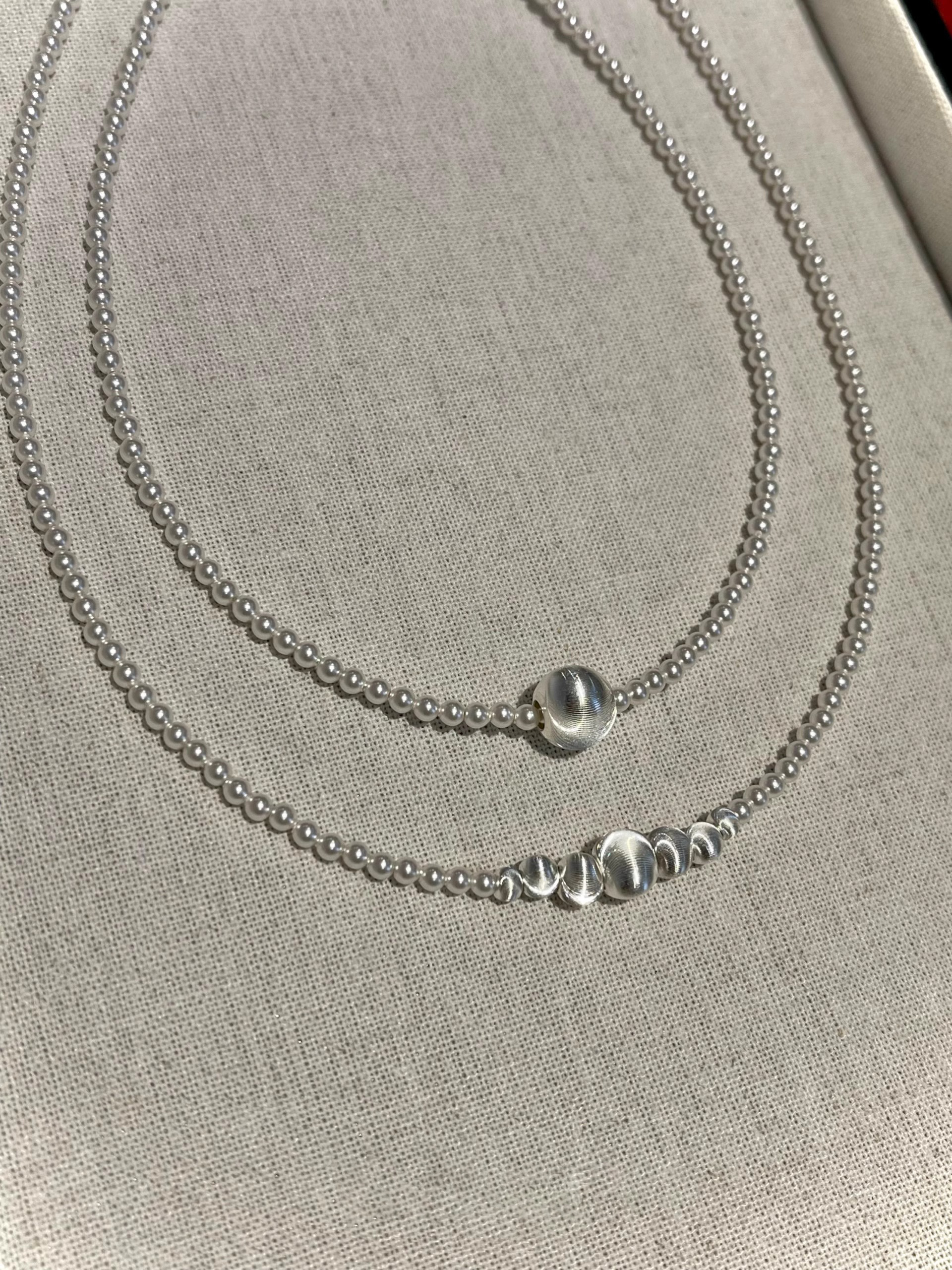 Gradient Silk Gloss Cat Eye Necklace with Silver Ball and Natural Black Agate Clavicle Chain – Chic Statement Jewelry for Modern Style Gradient Silk Gloss Cat Eye Necklace with Silver Ball and Natural Black Agate Clavicle Chain – Chic Statement Jewelry for Modern Style