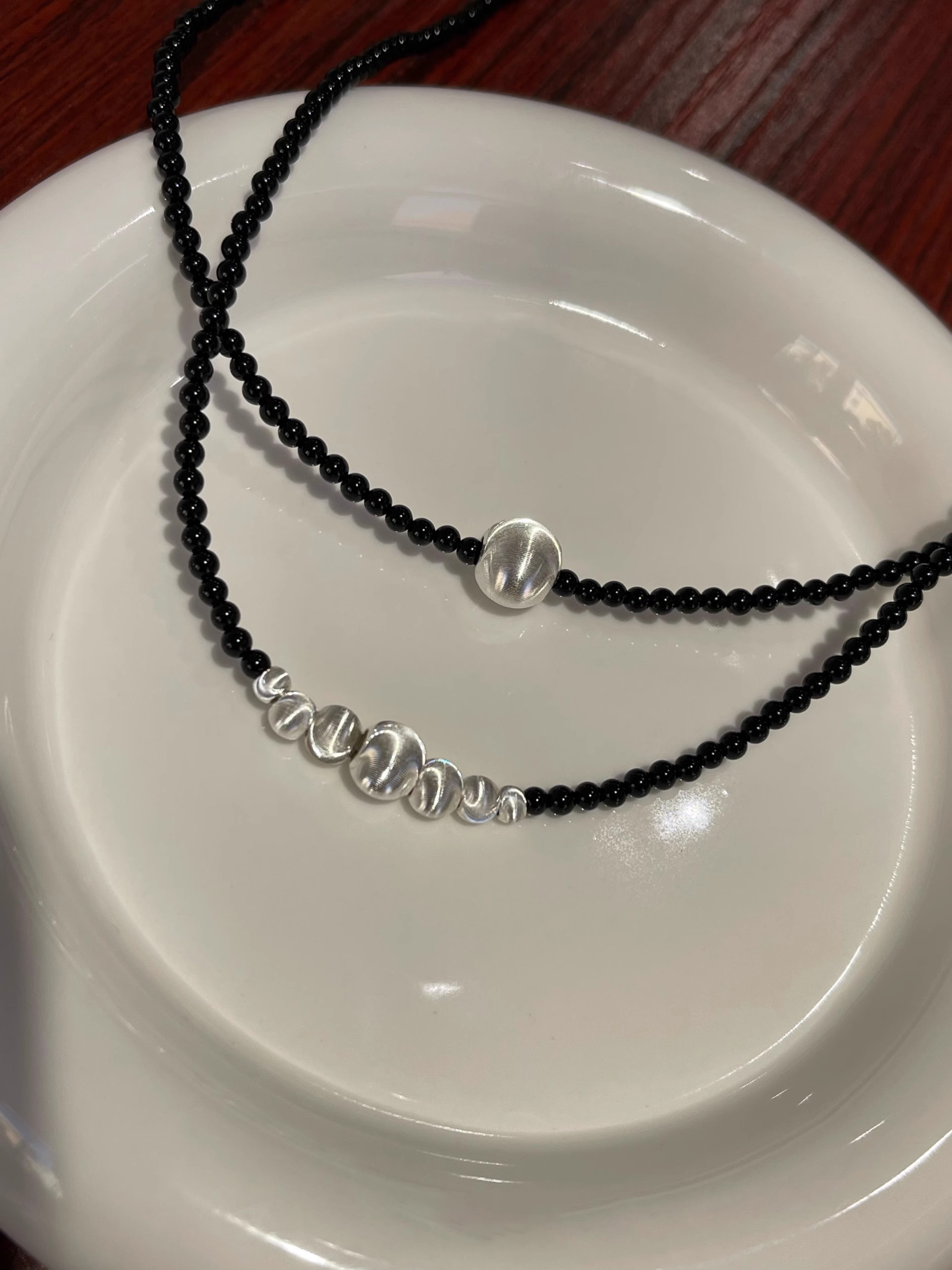 Gradient Silk Gloss Cat Eye Necklace with Silver Ball and Natural Black Agate Clavicle Chain â€“ Chic Statement Jewelry for Modern Style