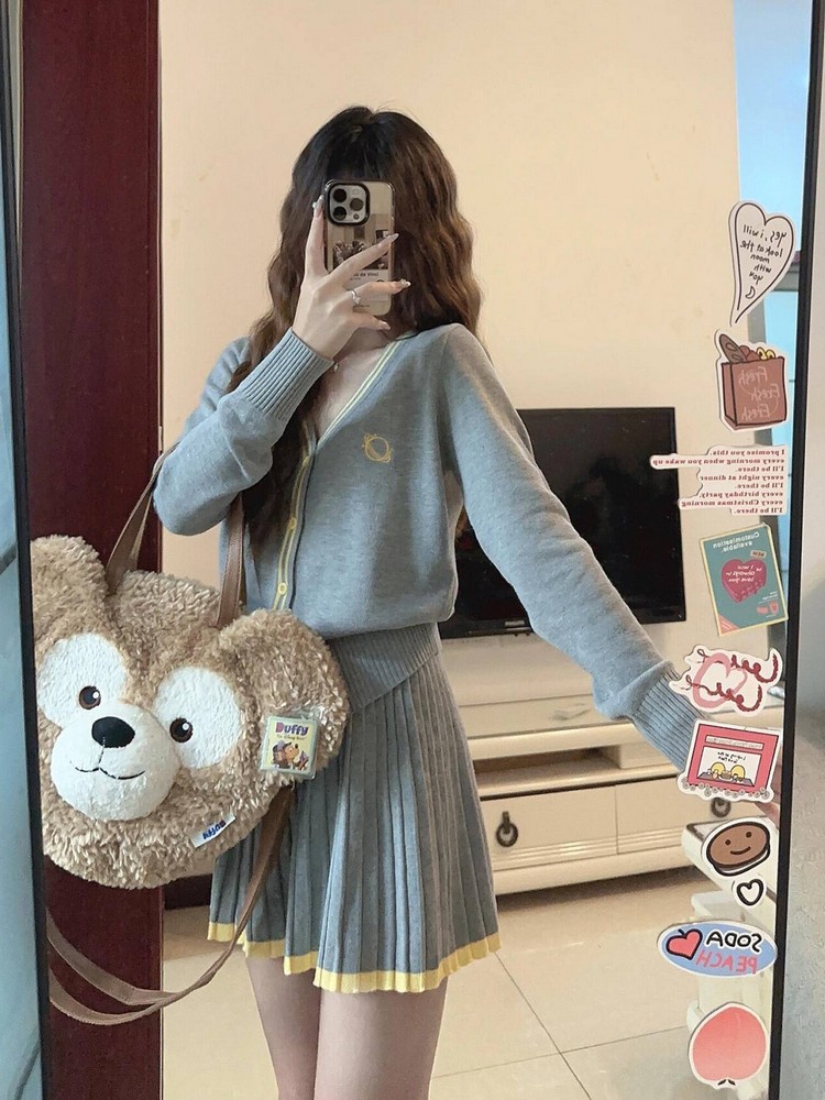 Gray V-Neck Knitted Cardigan and Pleated Skirt Set for Women – Chic Long Sleeve Dress for Autumn and Winter Fashion Gray V-Neck Knitted Cardigan and Pleated Skirt Set for Women – Chic Long Sleeve Dress for Autumn and Winter Fashion
