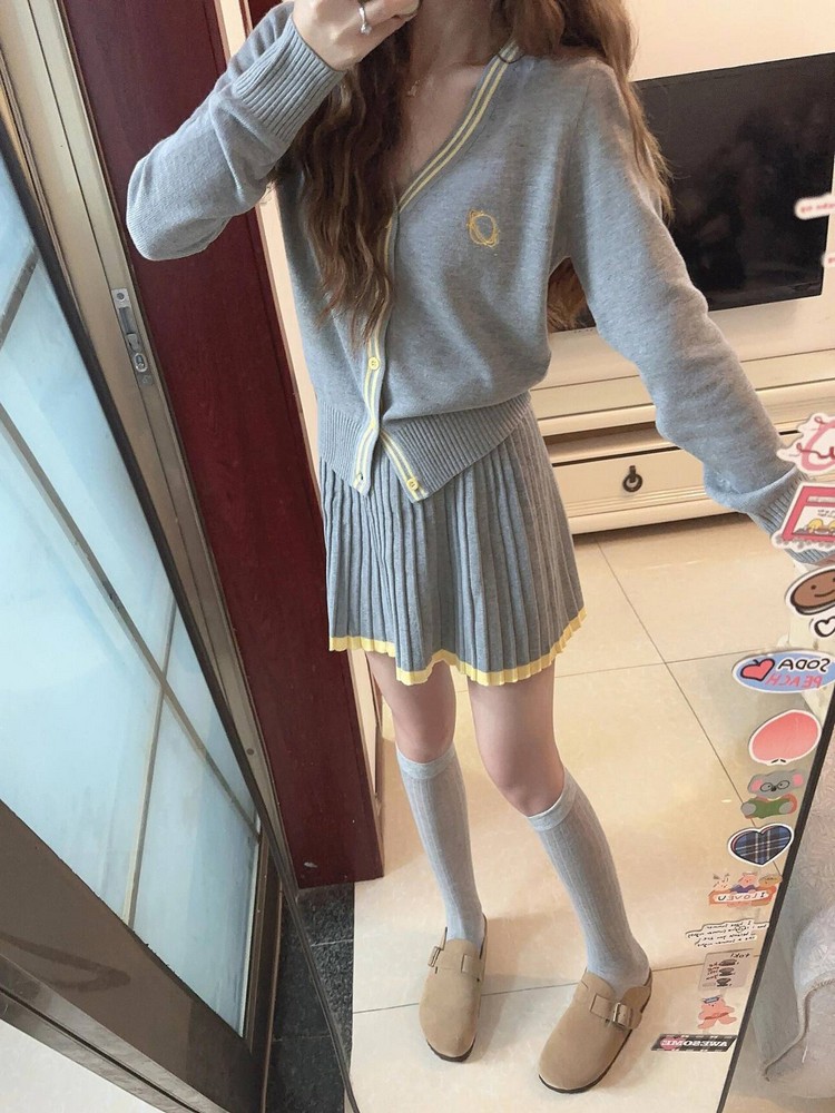 Gray V-Neck Knitted Cardigan and Pleated Skirt Set for Women – Chic Long Sleeve Dress for Autumn and Winter Fashion Gray V-Neck Knitted Cardigan and Pleated Skirt Set for Women – Chic Long Sleeve Dress for Autumn and Winter Fashion