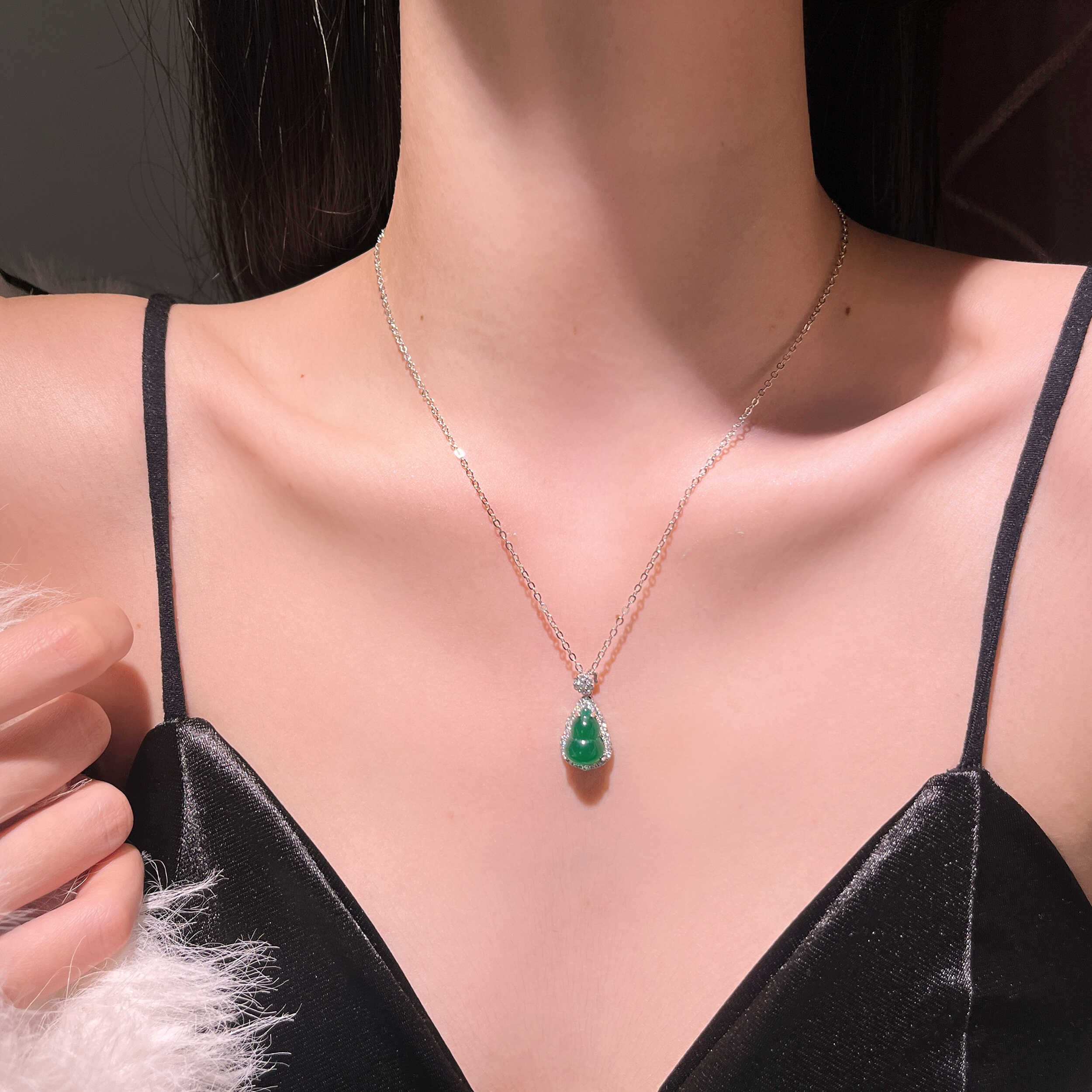Green Jade Gourd Necklace for Women - Light Luxury Chinese Style Clavicle Chain, National Wind Jade Pendant, Trendy Neck Accessory