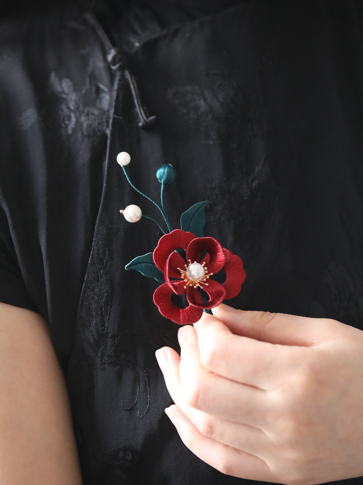 Handmade Floral Brooch for Women - Elegant Red Qipao Accessory, Luxury Decorative Pin for Special Occasions Handmade Floral Brooch for Women - Elegant Red Qipao Accessory, Luxury Decorative Pin for Special Occasions