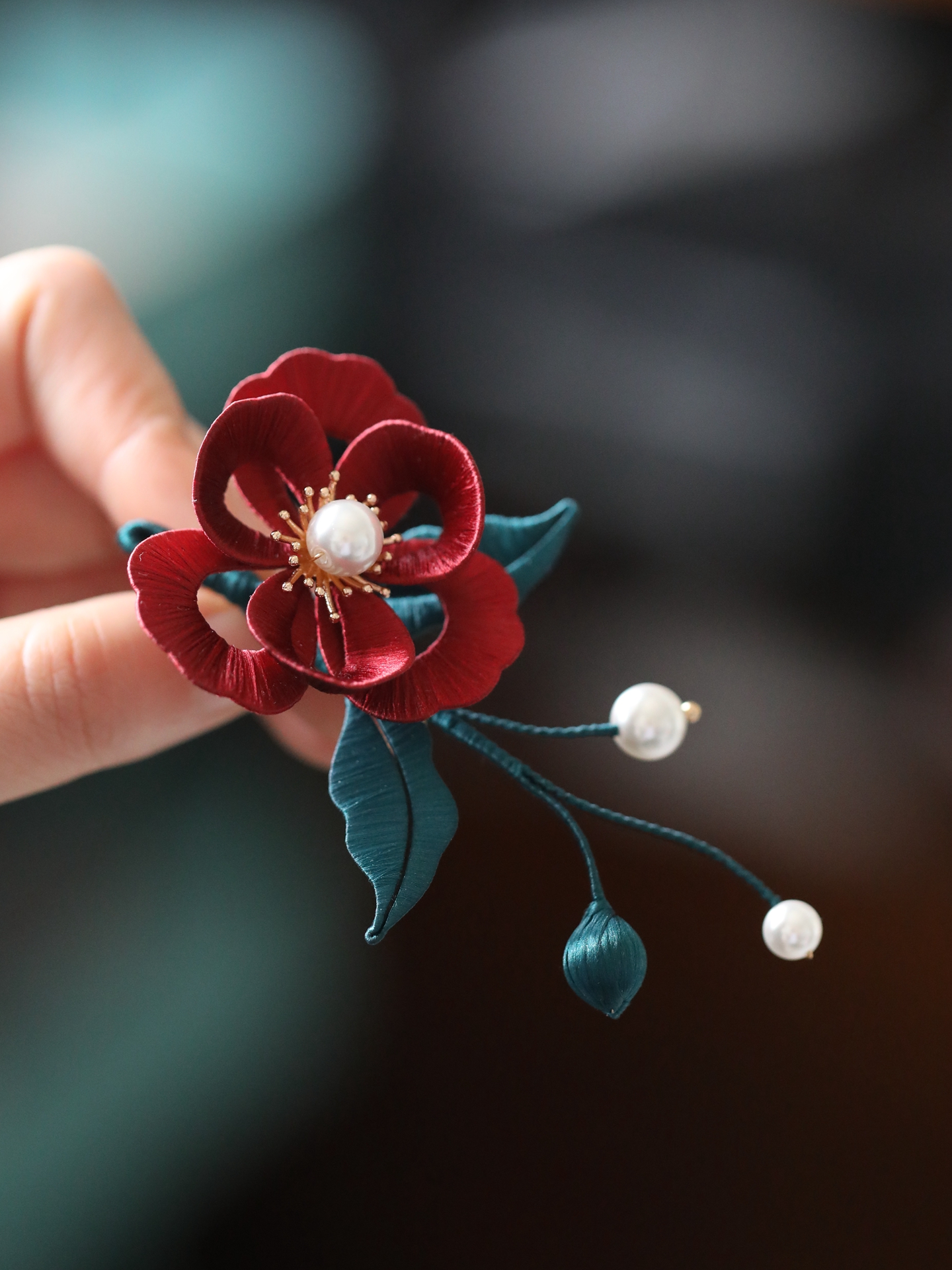 Handmade Floral Brooch for Women - Elegant Red Qipao Accessory, Luxury Decorative Pin for Special Occasions Handmade Floral Brooch for Women - Elegant Red Qipao Accessory, Luxury Decorative Pin for Special Occasions