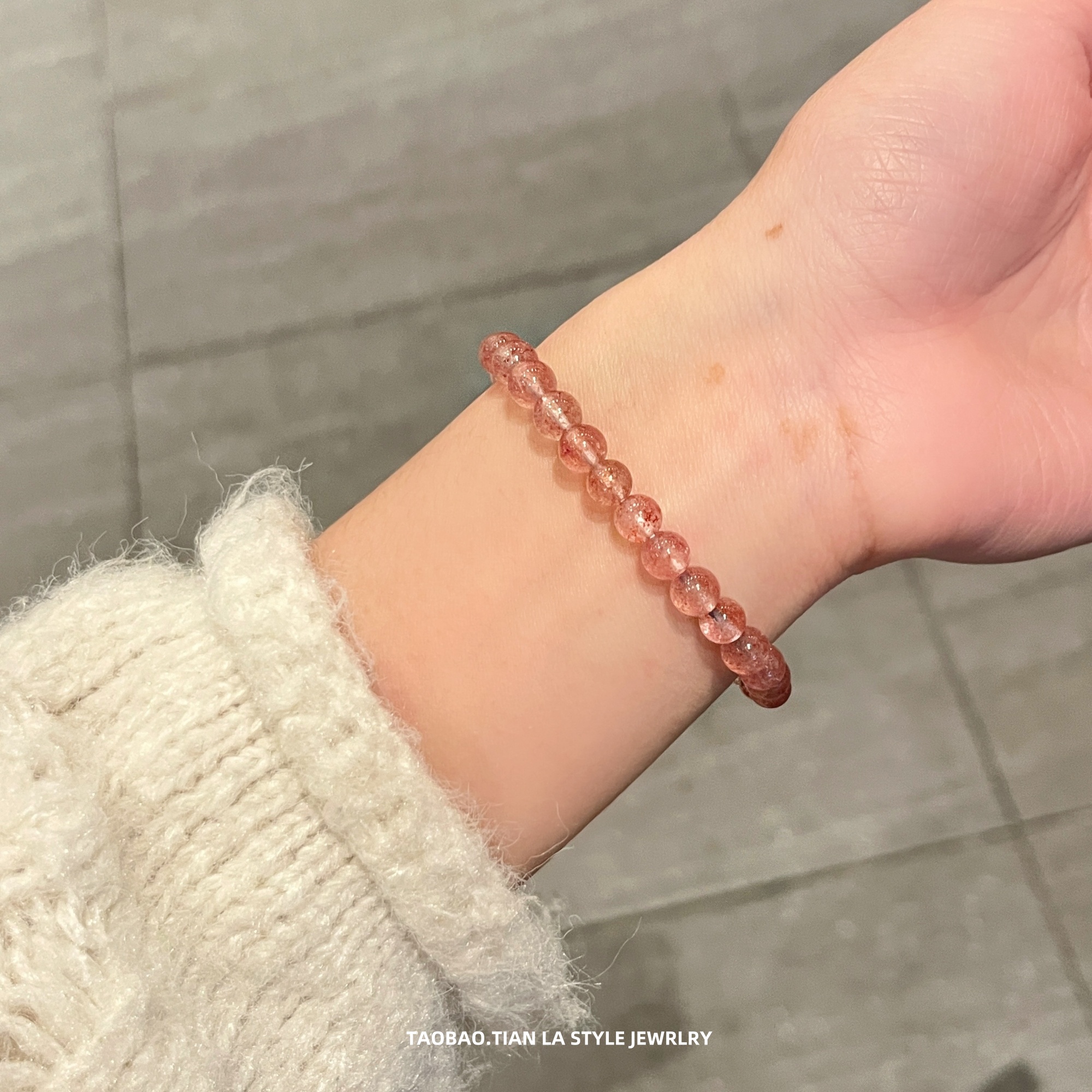 Handmade Strawberry Crystal Bracelet for Women, Beaded Pearl Jewelry, High-End Light Luxury Niche Fashion Accessory Handmade Strawberry Crystal Bracelet for Women, Beaded Pearl Jewelry, High-End Light Luxury Niche Fashion Accessory