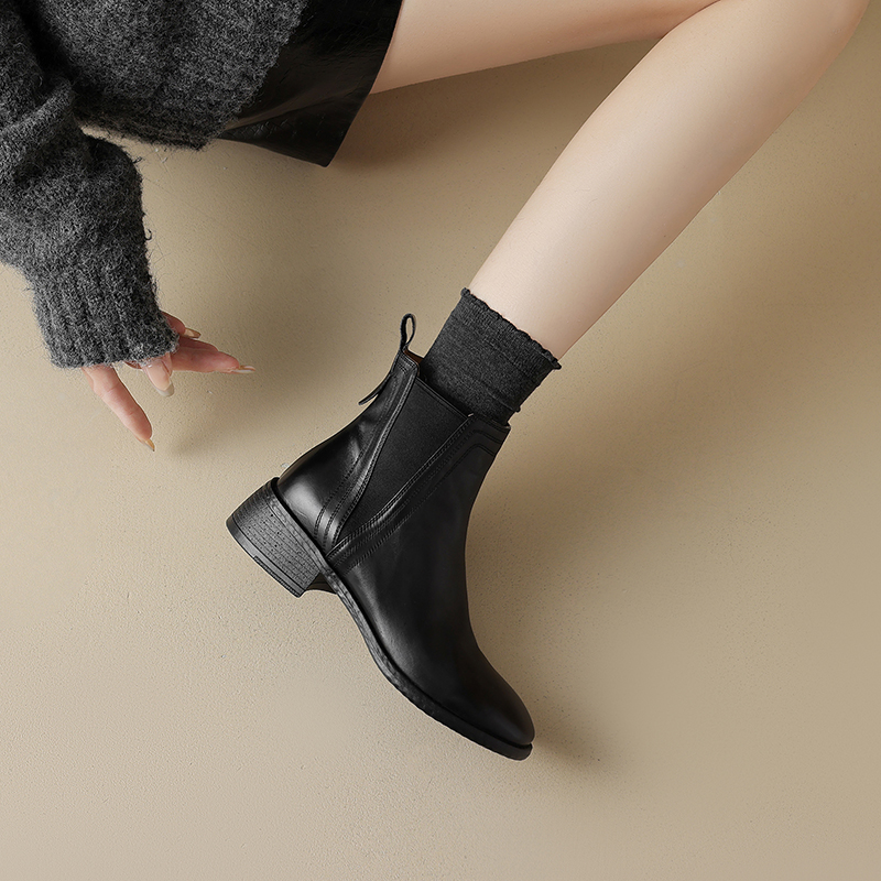 Handmade Washed Cowhide Black Chelsea Boots for Women - Heavyweight Flat Round-Toe Ankle Boots for Autumn & Winter Fashion Handmade Washed Cowhide Black Chelsea Boots for Women - Heavyweight Flat Round-Toe Ankle Boots for Autumn & Winter Fashion