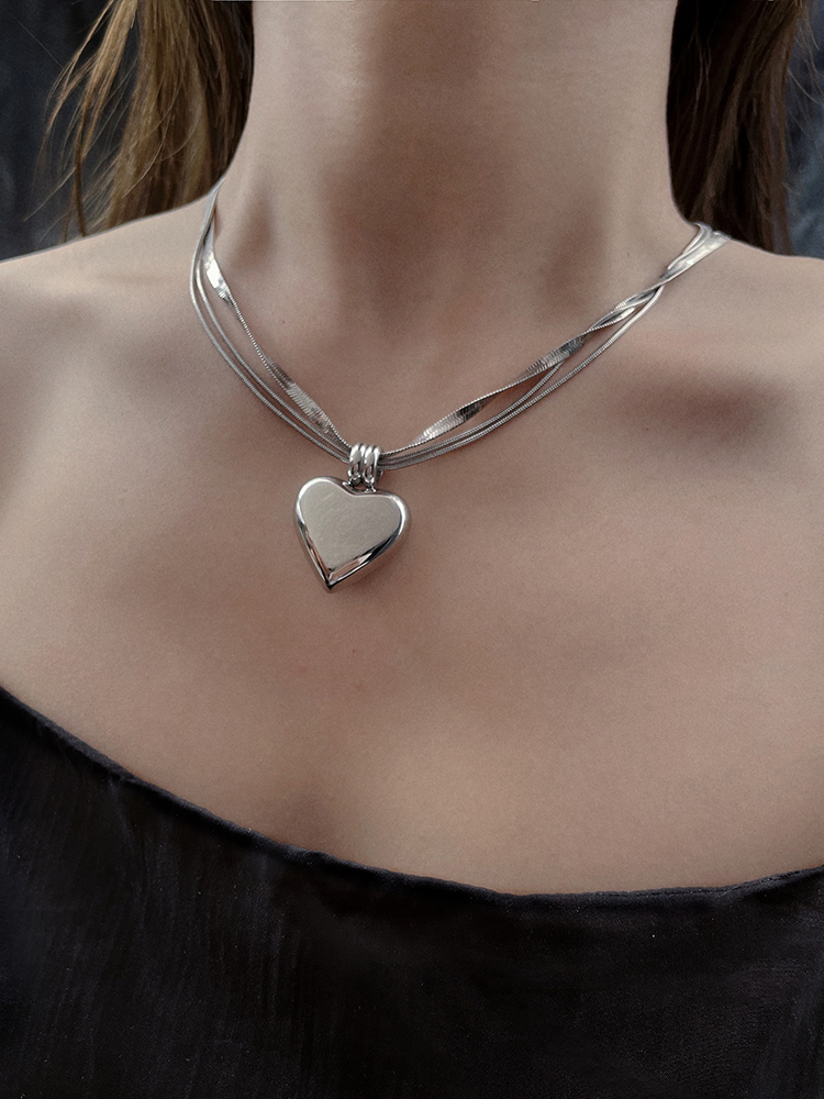 Heart-Shaped Titanium Steel Choker Necklace for Women, Summer Minimalist Clavicle Chain, European American Light Luxury Trendy Accessory Heart-Shaped Titanium Steel Choker Necklace for Women, Summer Minimalist Clavicle Chain, European American Light Luxury Trendy Accessory