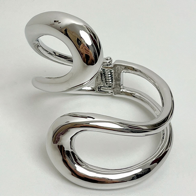 Heavy Industry Minimalist Metal Geometric Spring Collar Necklace - High-End Clavicle Chain for Women in Cold Style Heavy Industry Minimalist Metal Geometric Spring Collar Necklace - High-End Clavicle Chain for Women in Cold Style