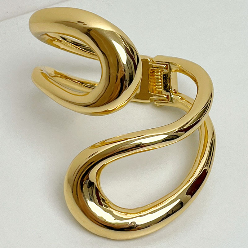 Heavy Industry Minimalist Metal Geometric Spring Collar Necklace - High-End Clavicle Chain for Women in Cold Style