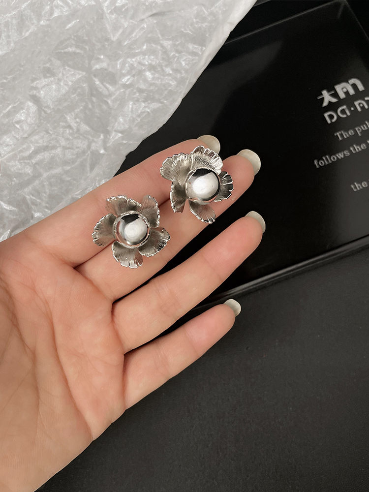 High-End Camellia Flower Stud Earrings for Women - Niche Design, Light Luxury Temperament, Summer 2025 Fashion Jewelry