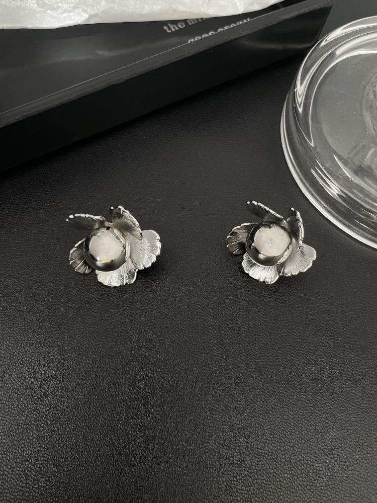 High-End Camellia Flower Stud Earrings for Women - Niche Design, Light Luxury Temperament, Summer 2025 Fashion Jewelry High-End Camellia Flower Stud Earrings for Women - Niche Design, Light Luxury Temperament, Summer 2025 Fashion Jewelry