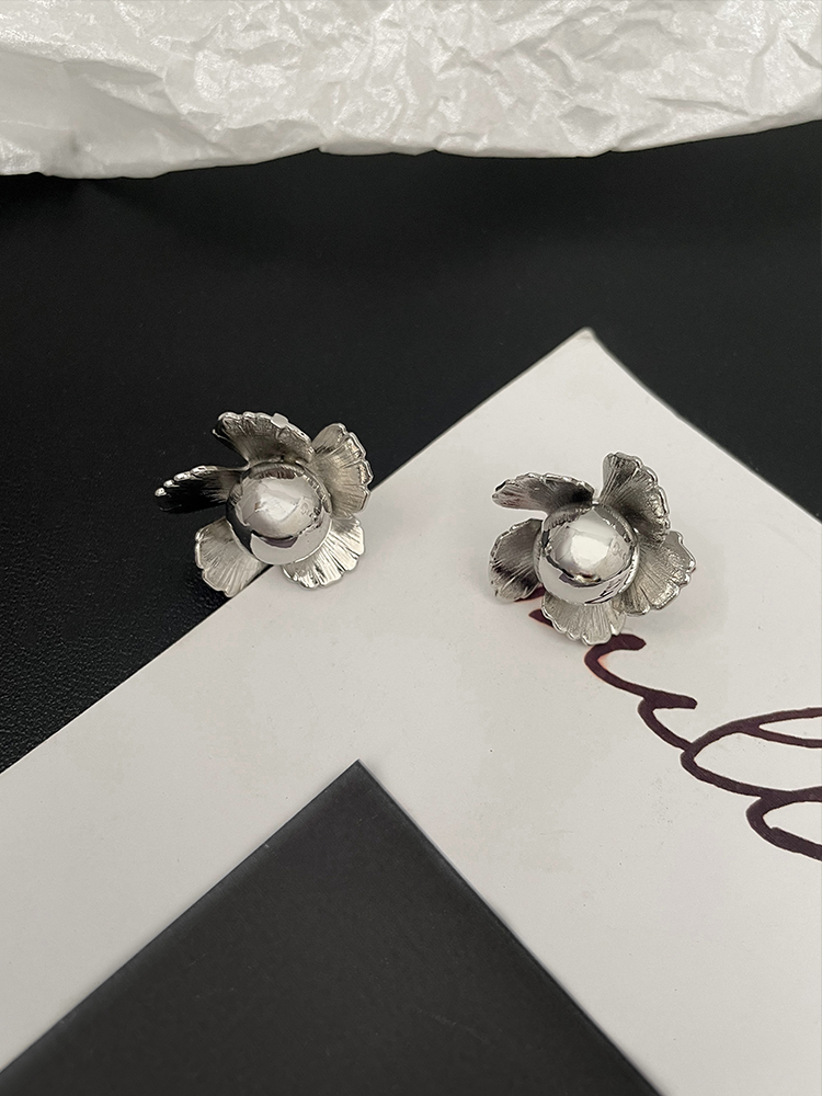 High-End Camellia Flower Stud Earrings for Women - Niche Design, Light Luxury Temperament, Summer 2025 Fashion Jewelry High-End Camellia Flower Stud Earrings for Women - Niche Design, Light Luxury Temperament, Summer 2025 Fashion Jewelry