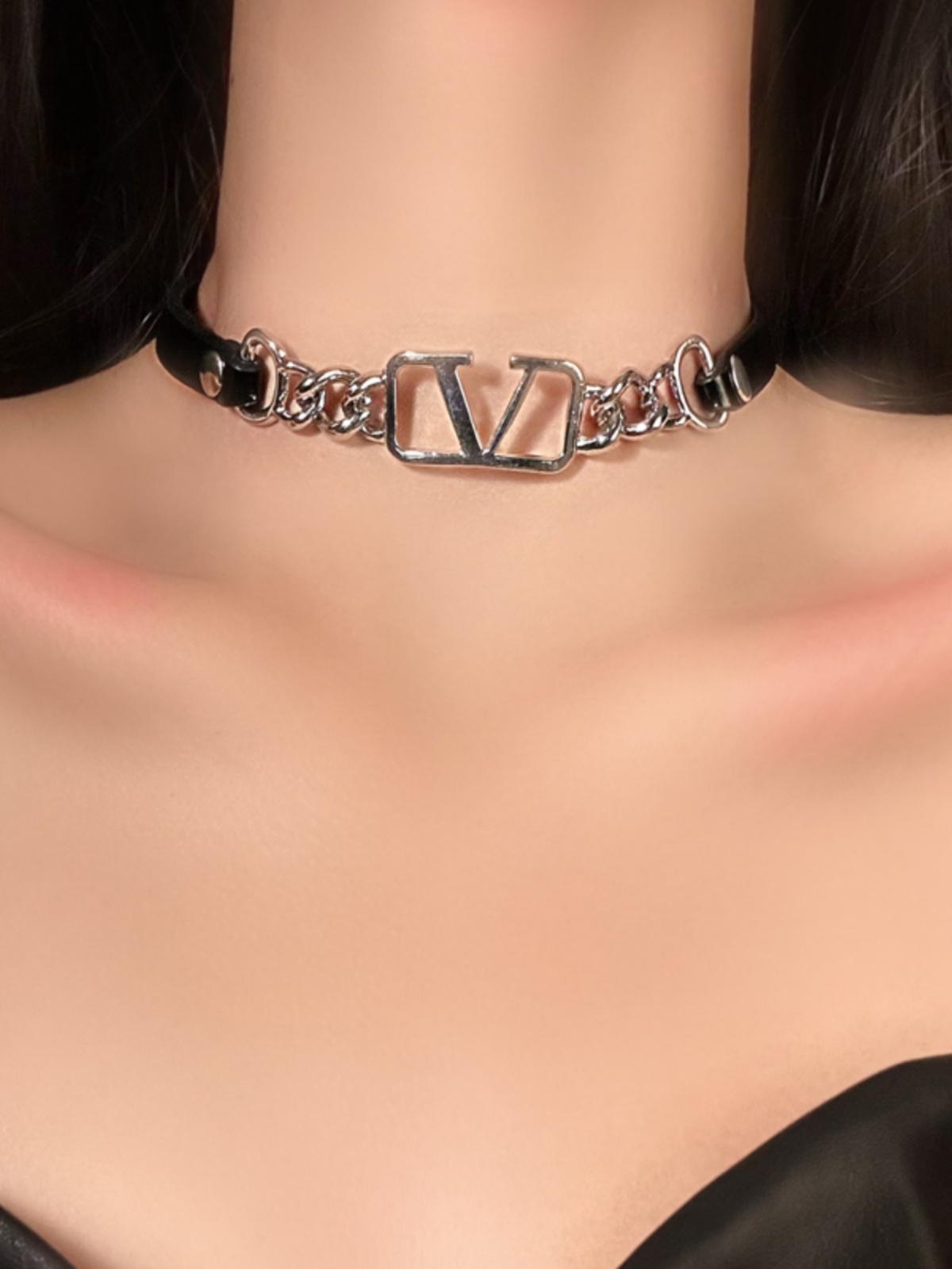 High-End Clavicle Chain V-Spliced Light Luxury Choker Necklace for Women - Sweet Cool Collar in Niche Cold Style High-End Clavicle Chain V-Spliced Light Luxury Choker Necklace for Women - Sweet Cool Collar in Niche Cold Style