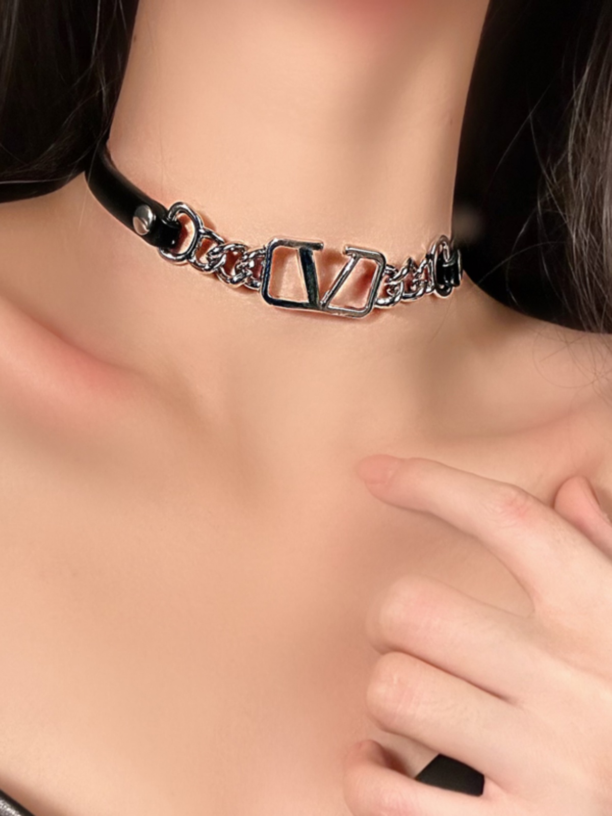 High-End Clavicle Chain V-Spliced Light Luxury Choker Necklace for Women - Sweet Cool Collar in Niche Cold Style High-End Clavicle Chain V-Spliced Light Luxury Choker Necklace for Women - Sweet Cool Collar in Niche Cold Style