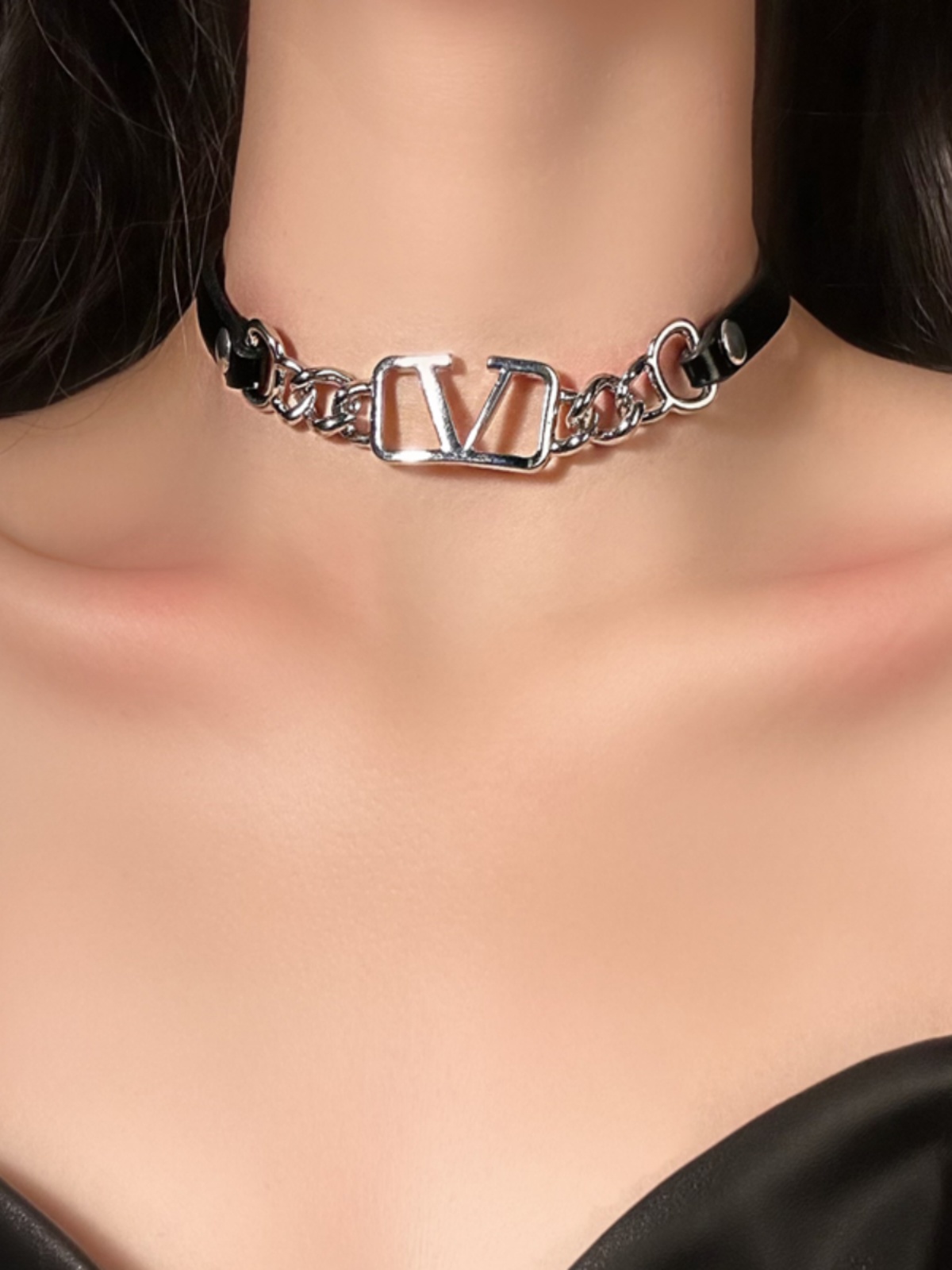 High-End Clavicle Chain V-Spliced Light Luxury Choker Necklace for Women - Sweet Cool Collar in Niche Cold Style High-End Clavicle Chain V-Spliced Light Luxury Choker Necklace for Women - Sweet Cool Collar in Niche Cold Style
