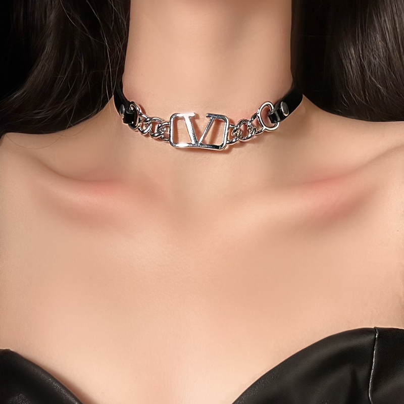 High-End Clavicle Chain V-Spliced Light Luxury Choker Necklace for Women - Sweet Cool Collar in Niche Cold Style