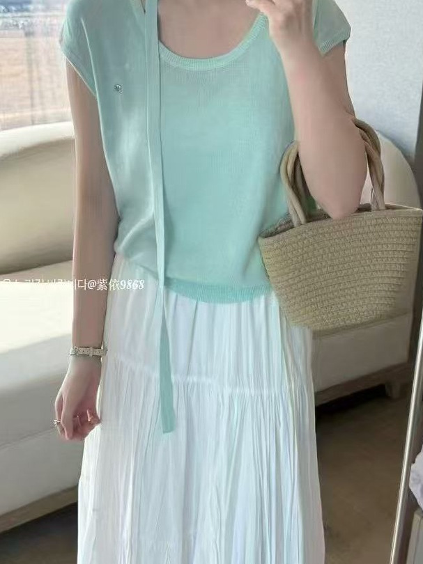 High-End European Women's Short Sleeve Knit Top with Unique Design, Stylish Thin Fabric, Distinctive Fashion for a Chic Look