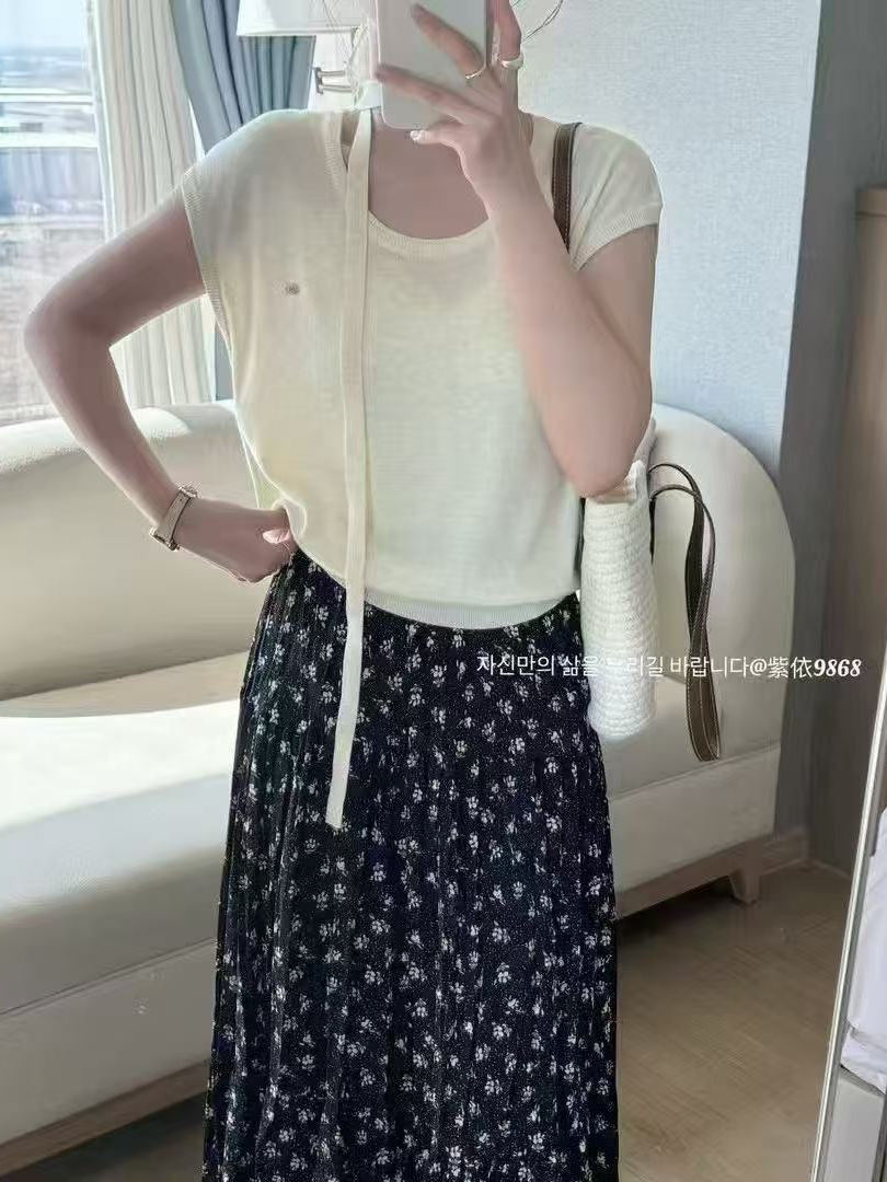 High-End European Women's Short Sleeve Knit Top with Unique Design, Stylish Thin Fabric, Distinctive Fashion for a Chic Look High-End European Women's Short Sleeve Knit Top with Unique Design, Stylish Thin Fabric, Distinctive Fashion for a Chic Look