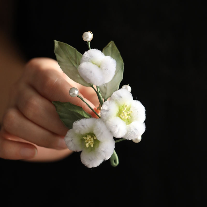 High-End Faux Velvet Flower Brooch - Exquisite Handmade Corsage Pin in Classical National Style for Autumn & Winter Fashion