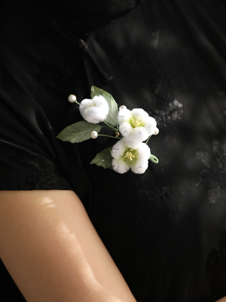 High-End Faux Velvet Flower Brooch - Exquisite Handmade Corsage Pin in Classical National Style for Autumn & Winter Fashion High-End Faux Velvet Flower Brooch - Exquisite Handmade Corsage Pin in Classical National Style for Autumn & Winter Fashion