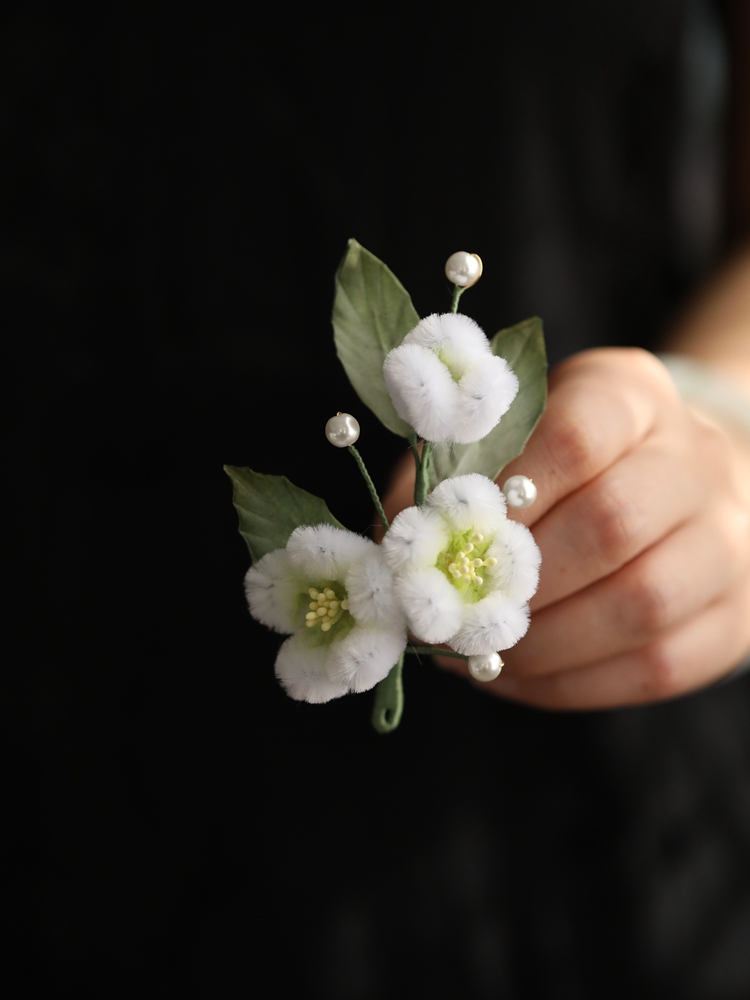 High-End Faux Velvet Flower Brooch - Exquisite Handmade Corsage Pin in Classical National Style for Autumn & Winter Fashion High-End Faux Velvet Flower Brooch - Exquisite Handmade Corsage Pin in Classical National Style for Autumn & Winter Fashion