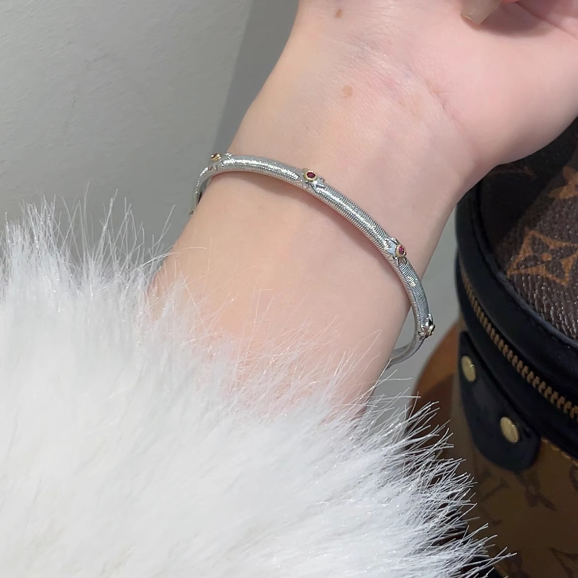 High-End Floral Wreath Bracelet for Women, 18K Gold-Plated Diamond-Inlaid Bangle, Italian Court Style, Luxury Trend Accessory High-End Floral Wreath Bracelet for Women, 18K Gold-Plated Diamond-Inlaid Bangle, Italian Court Style, Luxury Trend Accessory