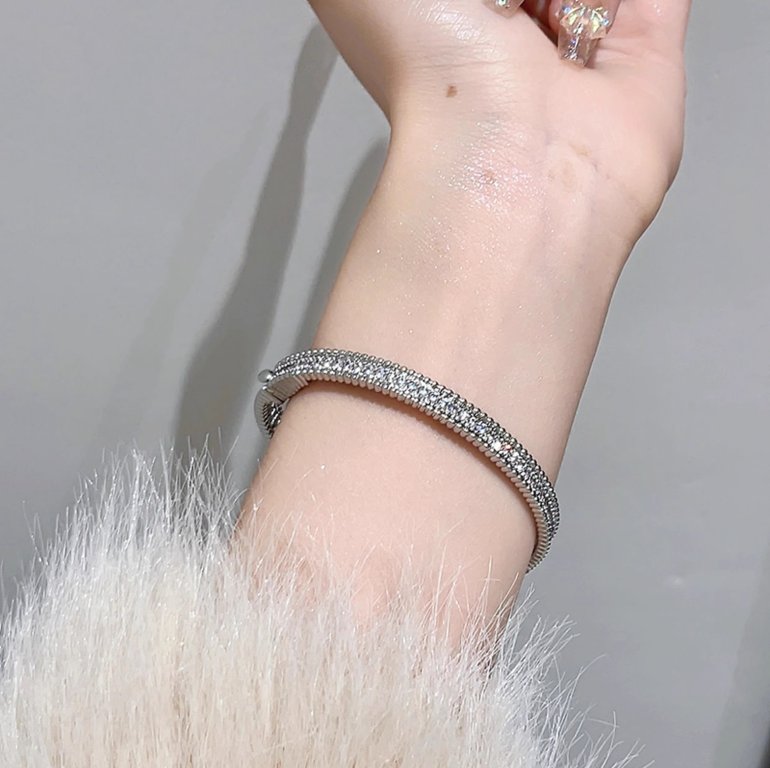 High-End Floral Wreath Bracelet for Women, 18K Gold-Plated Diamond-Inlaid Bangle, Italian Court Style, Luxury Trend Accessory High-End Floral Wreath Bracelet for Women, 18K Gold-Plated Diamond-Inlaid Bangle, Italian Court Style, Luxury Trend Accessory