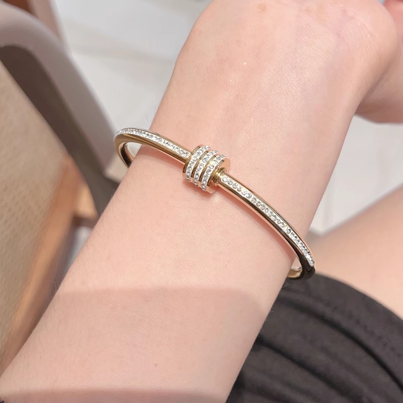 High-End Floral Wreath Bracelet for Women, 18K Gold-Plated Diamond-Inlaid Bangle, Italian Court Style, Luxury Trend Accessory High-End Floral Wreath Bracelet for Women, 18K Gold-Plated Diamond-Inlaid Bangle, Italian Court Style, Luxury Trend Accessory