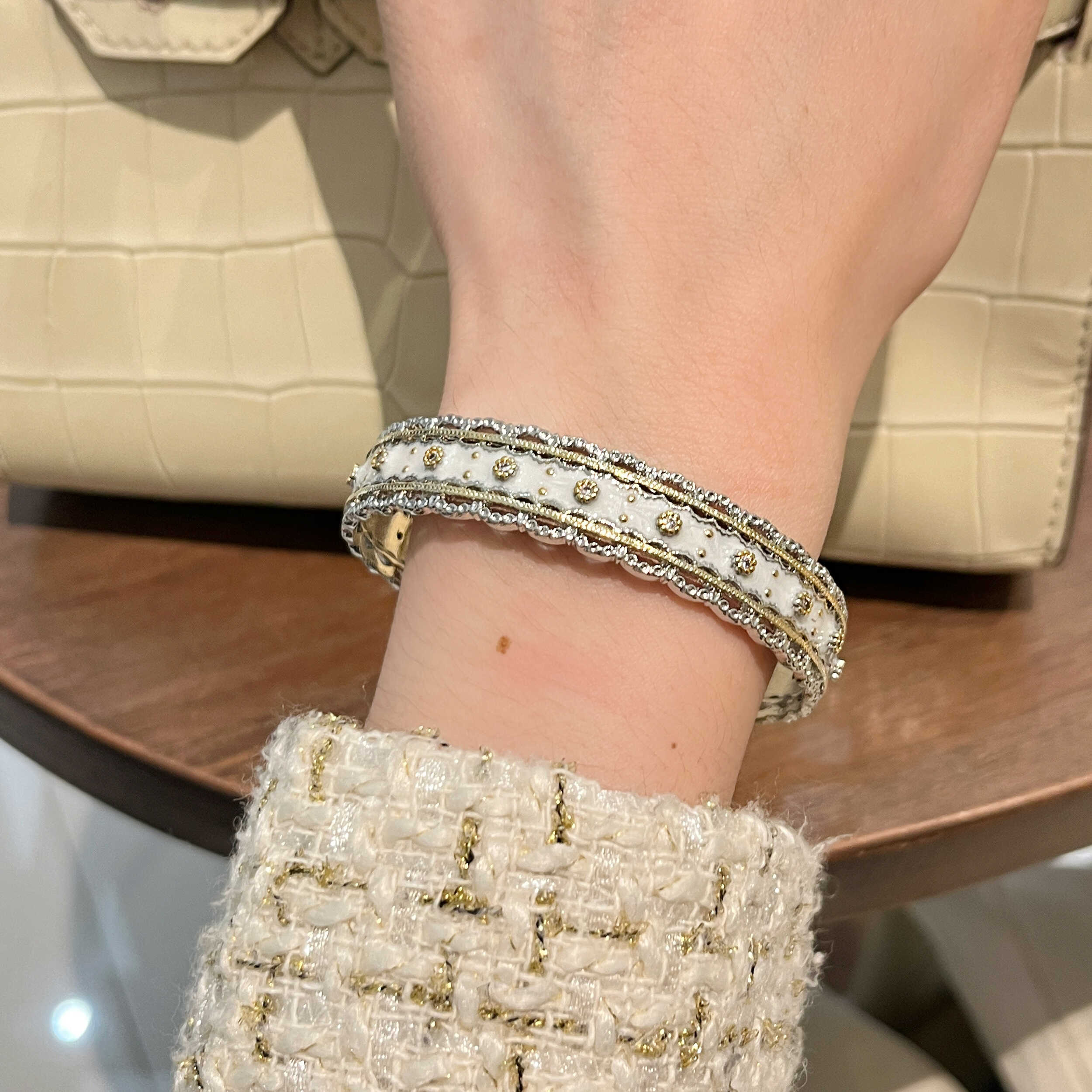 High-End Floral Wreath Bracelet for Women, 18K Gold-Plated Diamond-Inlaid Bangle, Italian Court Style, Luxury Trend Accessory High-End Floral Wreath Bracelet for Women, 18K Gold-Plated Diamond-Inlaid Bangle, Italian Court Style, Luxury Trend Accessory