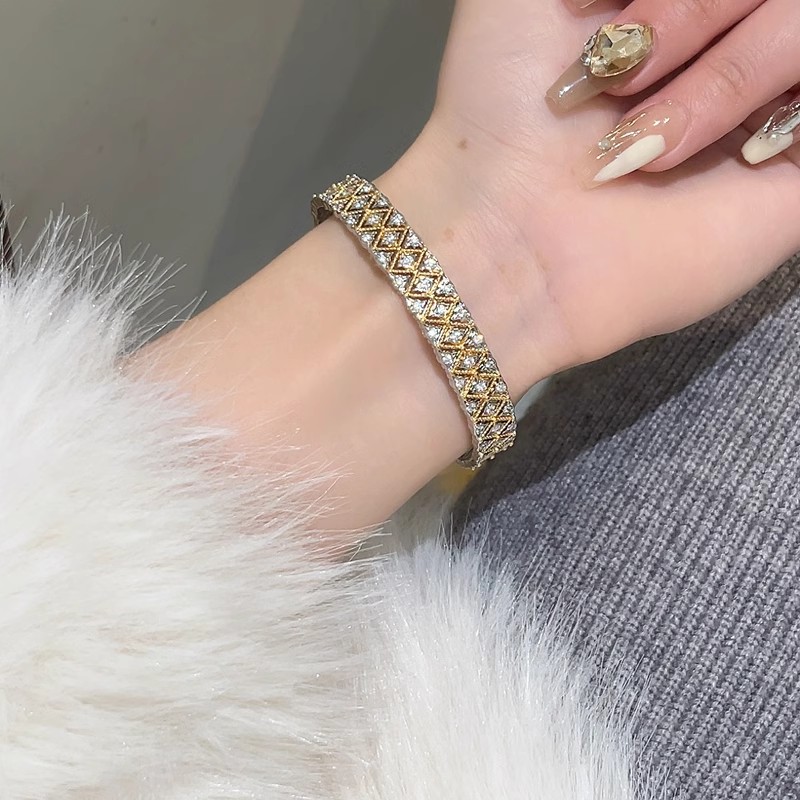 High-End Floral Wreath Bracelet for Women, 18K Gold-Plated Diamond-Inlaid Bangle, Italian Court Style, Luxury Trend Accessory High-End Floral Wreath Bracelet for Women, 18K Gold-Plated Diamond-Inlaid Bangle, Italian Court Style, Luxury Trend Accessory