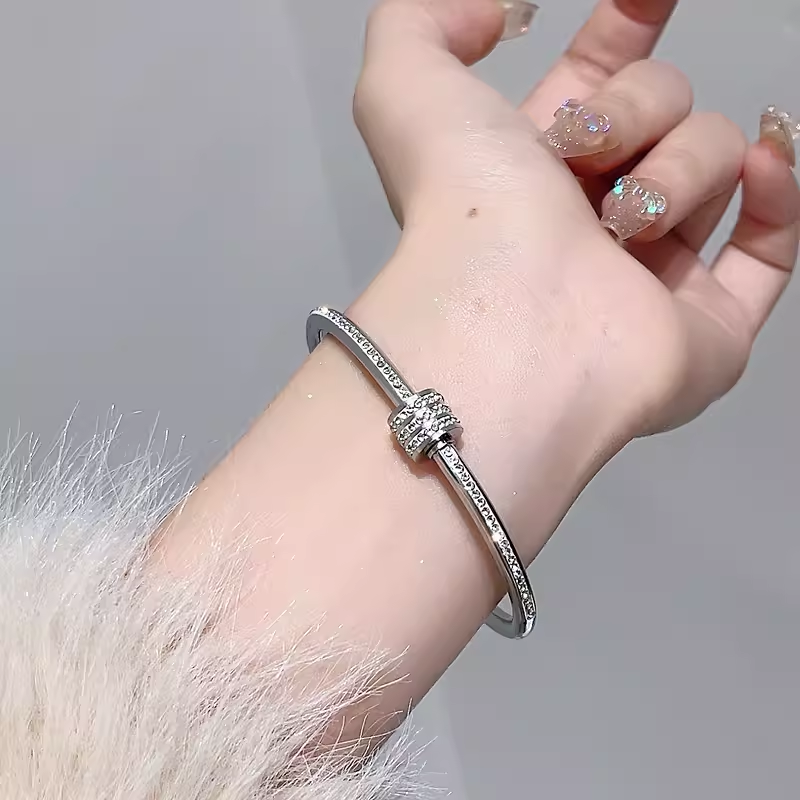 High-End Floral Wreath Bracelet for Women, 18K Gold-Plated Diamond-Inlaid Bangle, Italian Court Style, Luxury Trend Accessory High-End Floral Wreath Bracelet for Women, 18K Gold-Plated Diamond-Inlaid Bangle, Italian Court Style, Luxury Trend Accessory