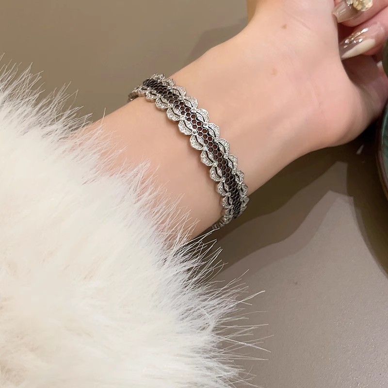 High-End Floral Wreath Bracelet for Women, 18K Gold-Plated Diamond-Inlaid Bangle, Italian Court Style, Luxury Trend Accessory High-End Floral Wreath Bracelet for Women, 18K Gold-Plated Diamond-Inlaid Bangle, Italian Court Style, Luxury Trend Accessory