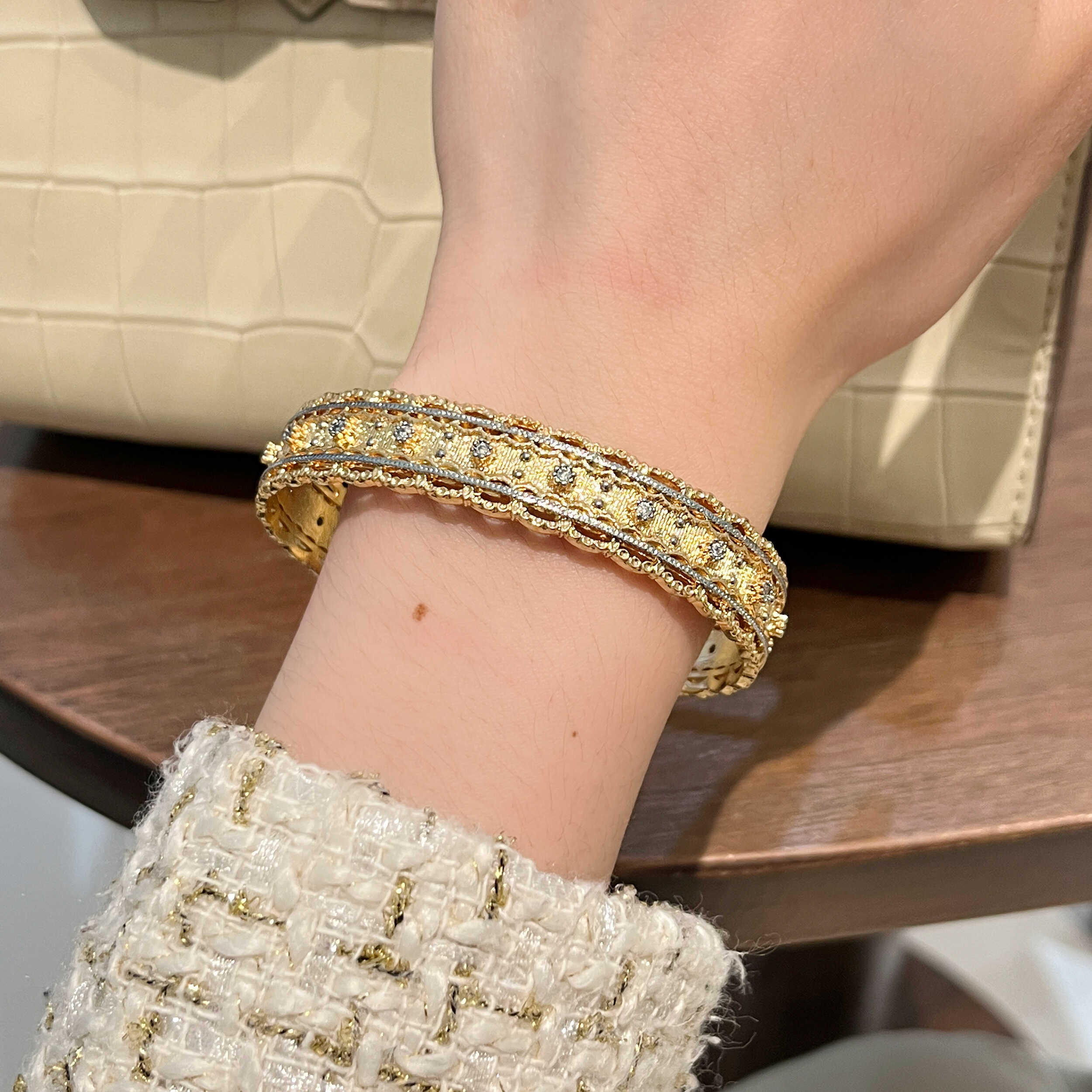 High-End Floral Wreath Bracelet for Women, 18K Gold-Plated Diamond-Inlaid Bangle, Italian Court Style, Luxury Trend Accessory High-End Floral Wreath Bracelet for Women, 18K Gold-Plated Diamond-Inlaid Bangle, Italian Court Style, Luxury Trend Accessory