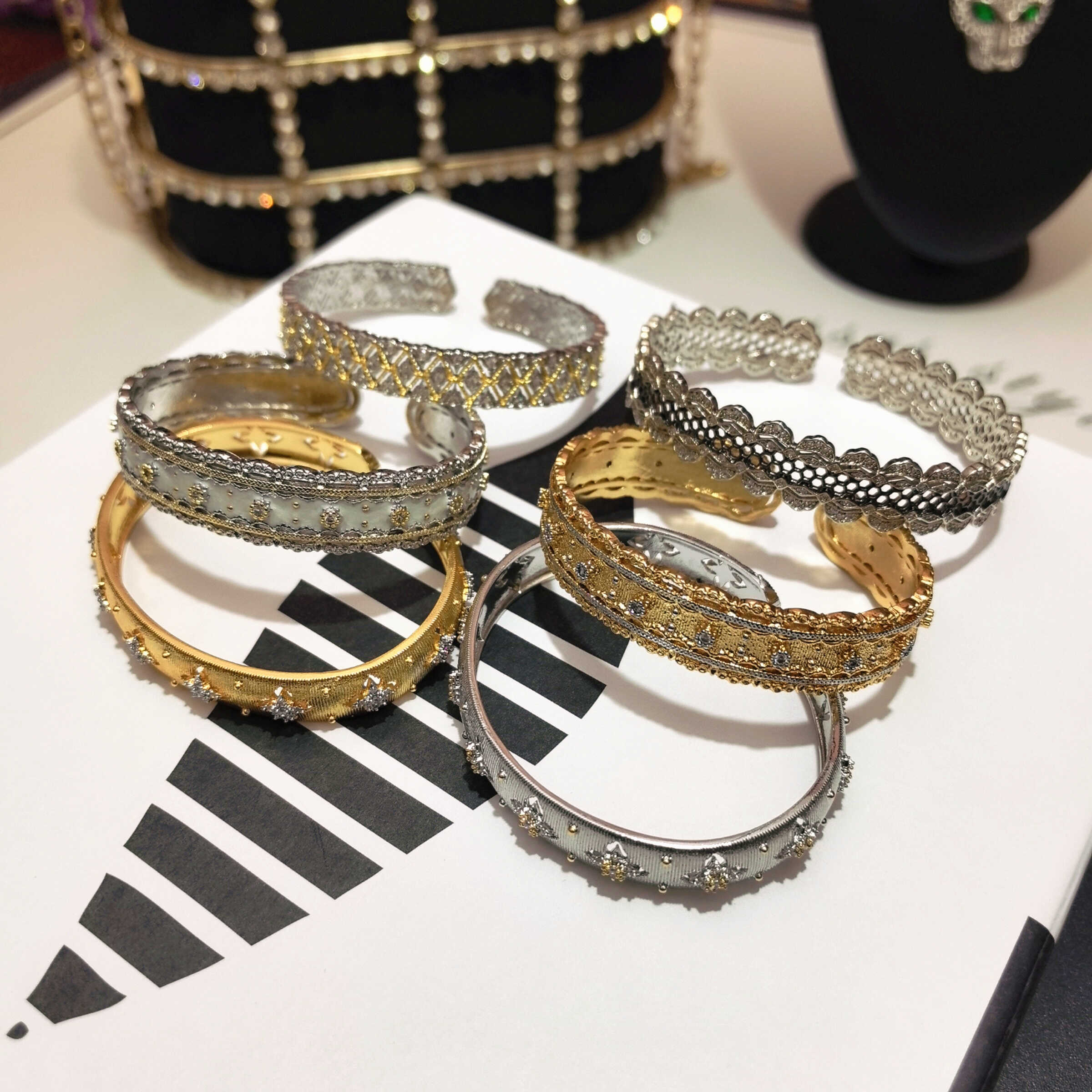 High-End Floral Wreath Bracelet for Women, 18K Gold-Plated Diamond-Inlaid Bangle, Italian Court Style, Luxury Trend Accessory High-End Floral Wreath Bracelet for Women, 18K Gold-Plated Diamond-Inlaid Bangle, Italian Court Style, Luxury Trend Accessory