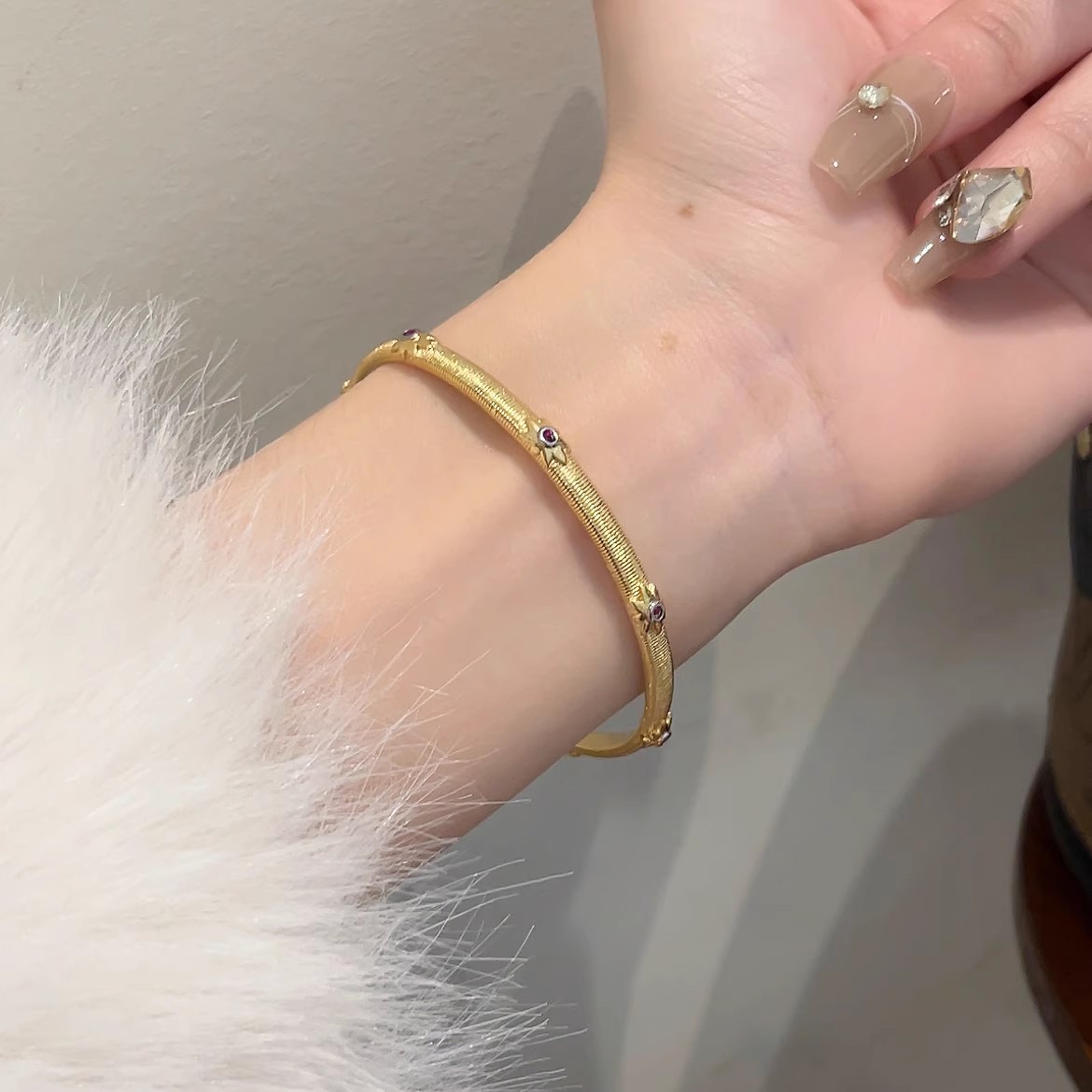 High-End Floral Wreath Bracelet for Women, 18K Gold-Plated Diamond-Inlaid Bangle, Italian Court Style, Luxury Trend Accessory High-End Floral Wreath Bracelet for Women, 18K Gold-Plated Diamond-Inlaid Bangle, Italian Court Style, Luxury Trend Accessory