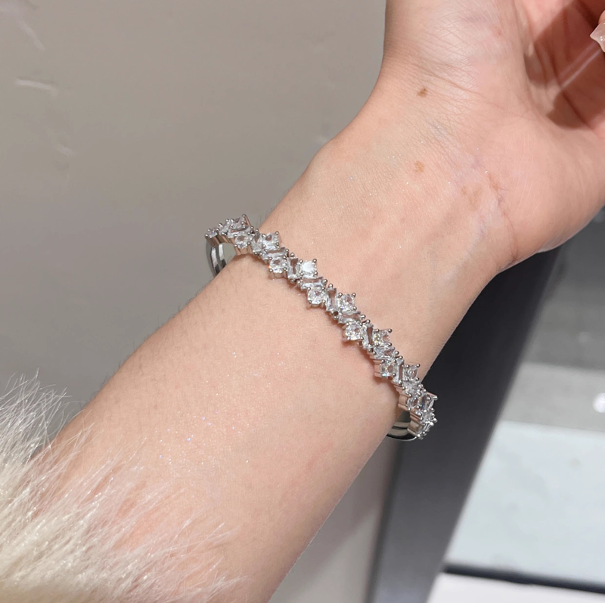 High-End Floral Wreath Bracelet for Women, 18K Gold-Plated Diamond-Inlaid Bangle, Italian Court Style, Luxury Trend Accessory High-End Floral Wreath Bracelet for Women, 18K Gold-Plated Diamond-Inlaid Bangle, Italian Court Style, Luxury Trend Accessory