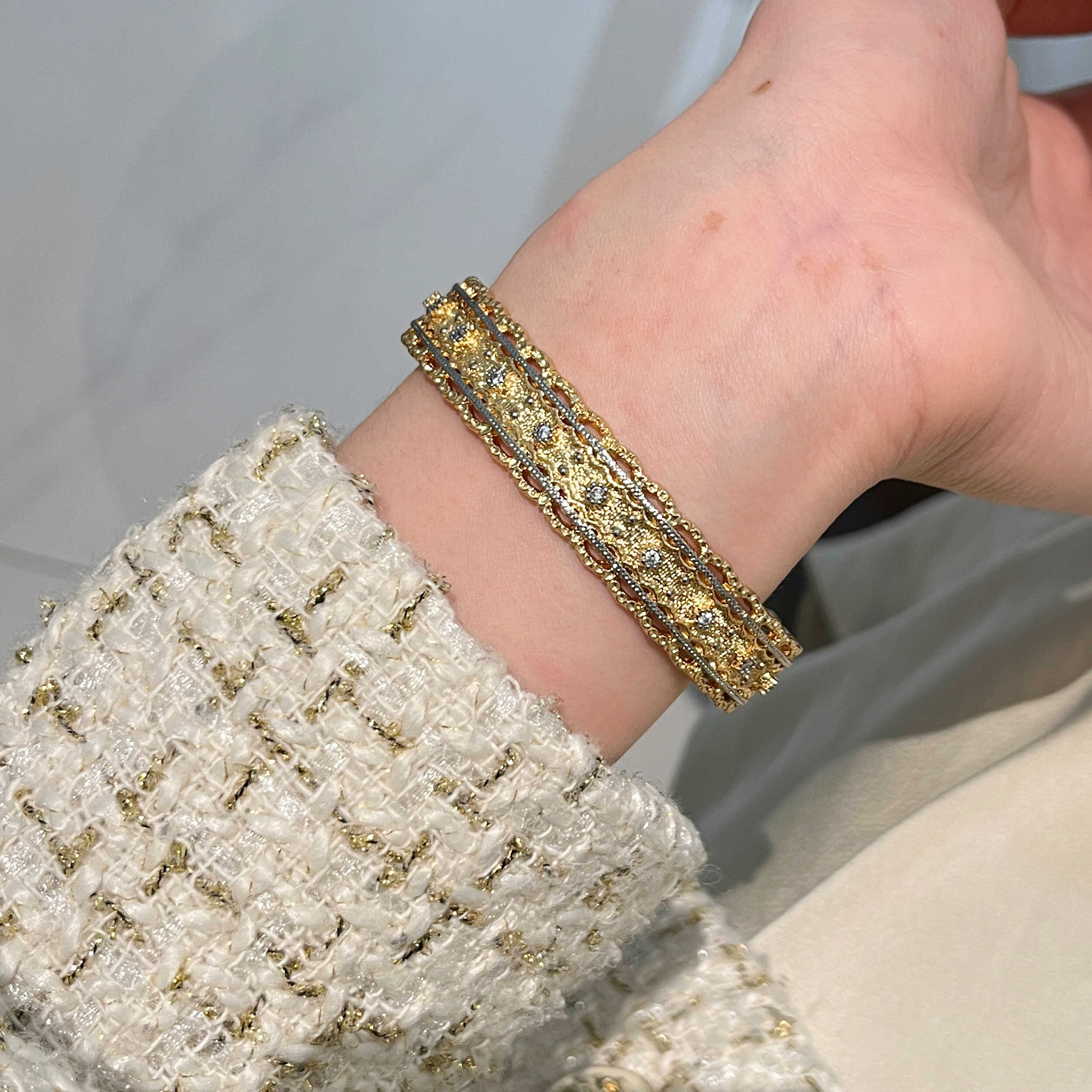 High-End Floral Wreath Bracelet for Women, 18K Gold-Plated Diamond-Inlaid Bangle, Italian Court Style, Luxury Trend Accessory High-End Floral Wreath Bracelet for Women, 18K Gold-Plated Diamond-Inlaid Bangle, Italian Court Style, Luxury Trend Accessory