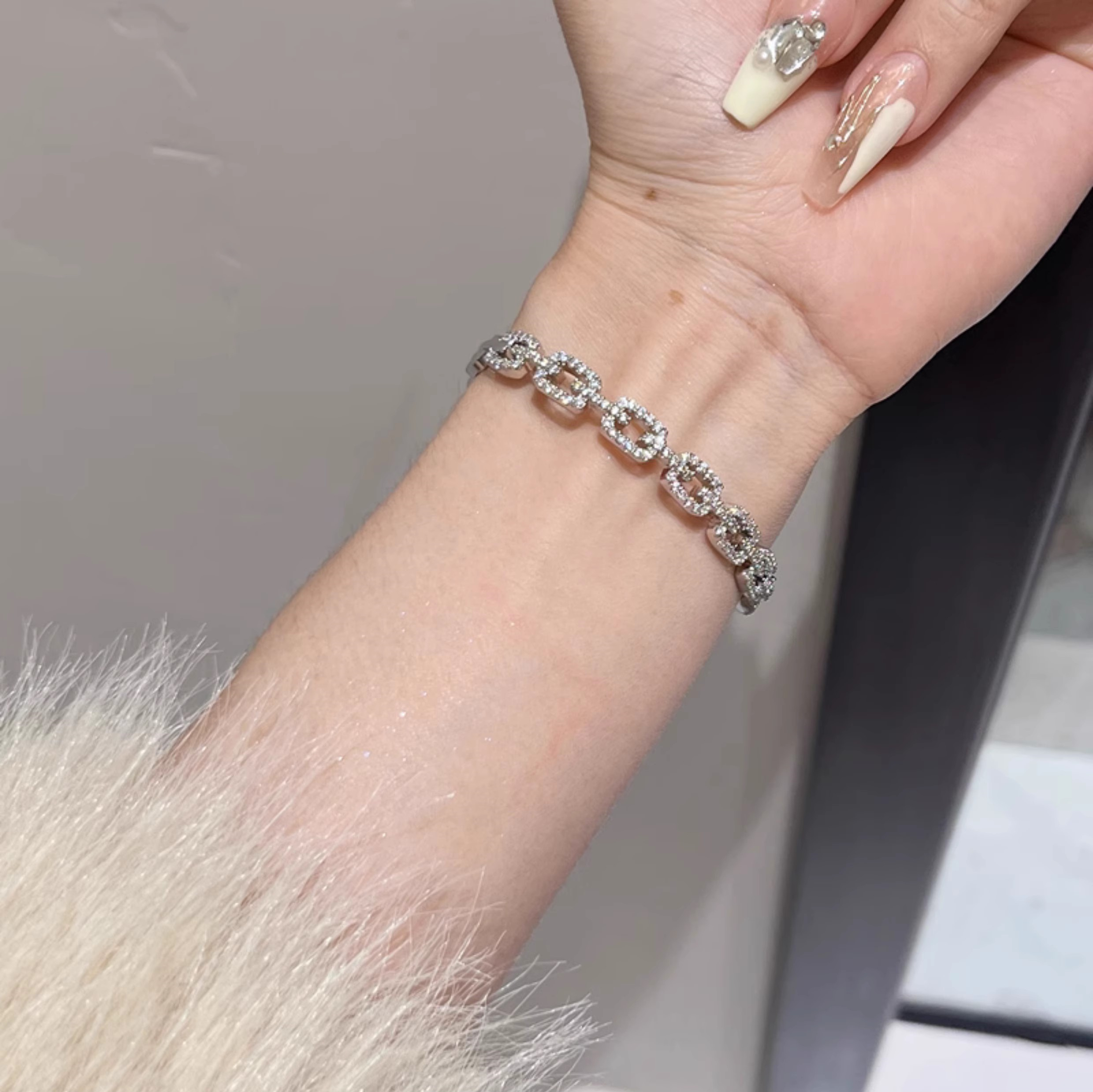 High-End Floral Wreath Bracelet for Women, 18K Gold-Plated Diamond-Inlaid Bangle, Italian Court Style, Luxury Trend Accessory High-End Floral Wreath Bracelet for Women, 18K Gold-Plated Diamond-Inlaid Bangle, Italian Court Style, Luxury Trend Accessory