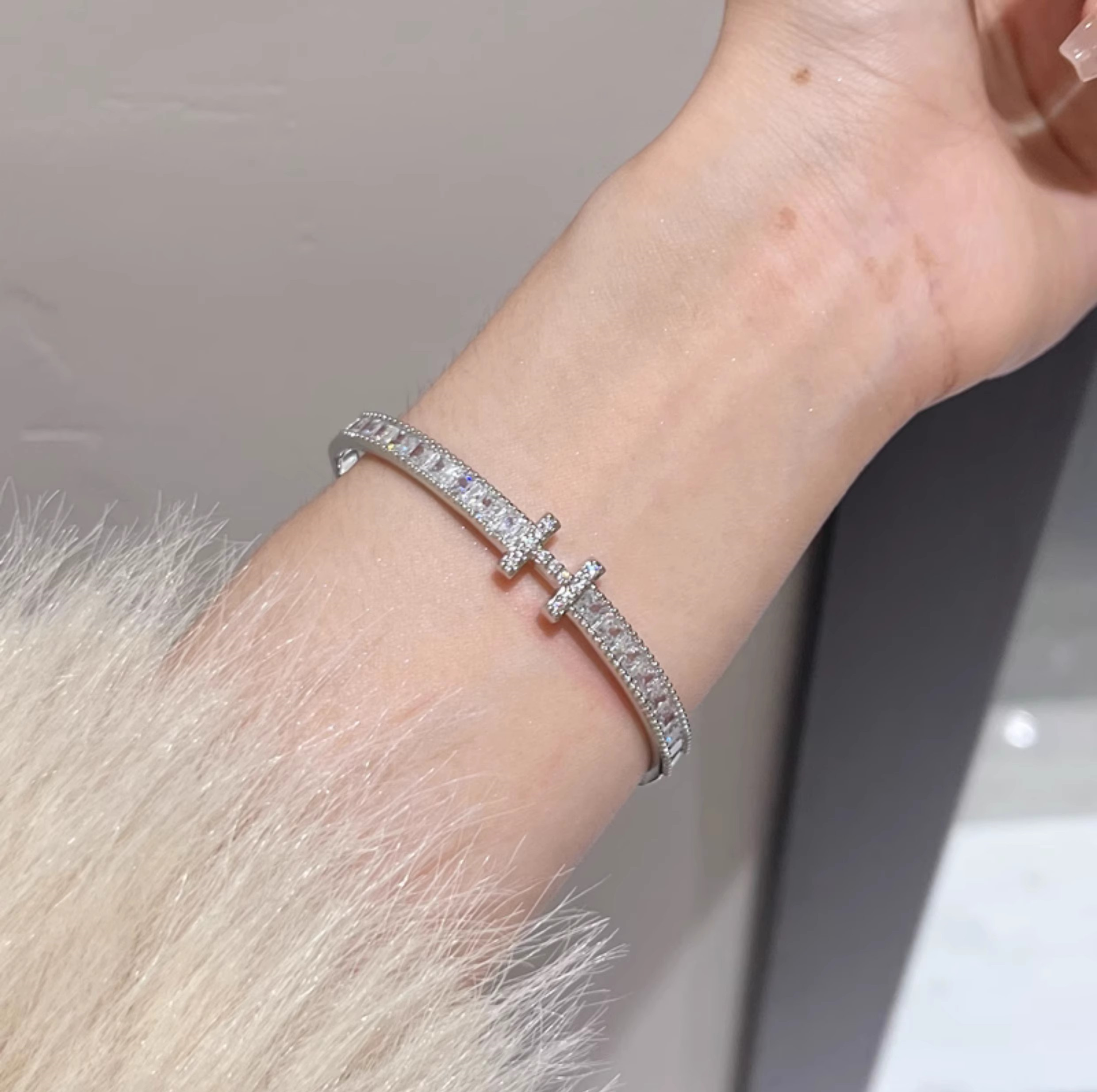 High-End Floral Wreath Bracelet for Women, 18K Gold-Plated Diamond-Inlaid Bangle, Italian Court Style, Luxury Trend Accessory High-End Floral Wreath Bracelet for Women, 18K Gold-Plated Diamond-Inlaid Bangle, Italian Court Style, Luxury Trend Accessory