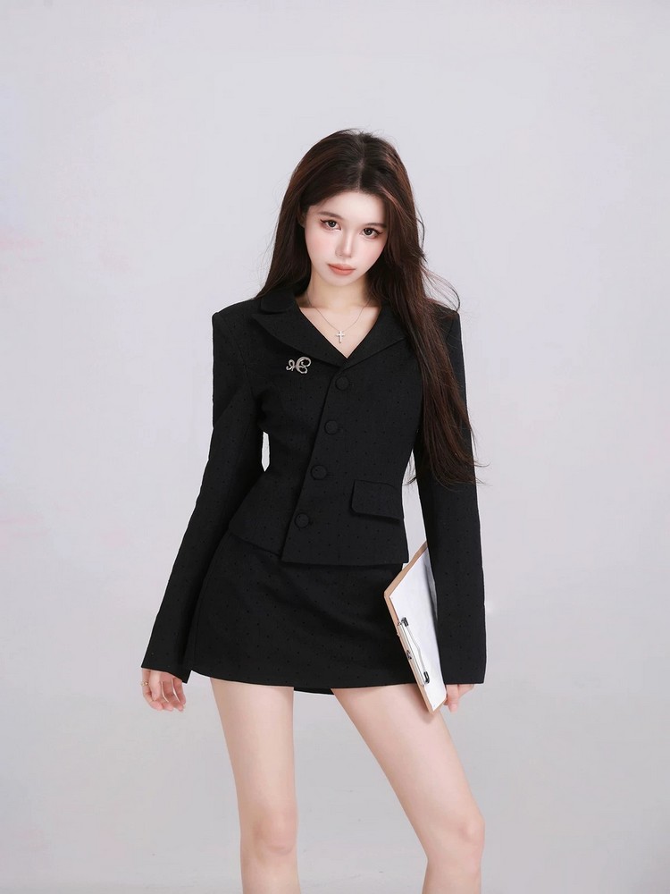 High-End French-Style Women's Two-Piece Set: Fitted Waist Black Suit Jacket & Half-Length Skirt for Spring Fashion