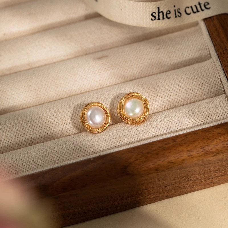 High-End Gold Wire Stud Earrings for Women - Elegant Fashionable Ear Accessories, Perfect for Chic Parisian Style