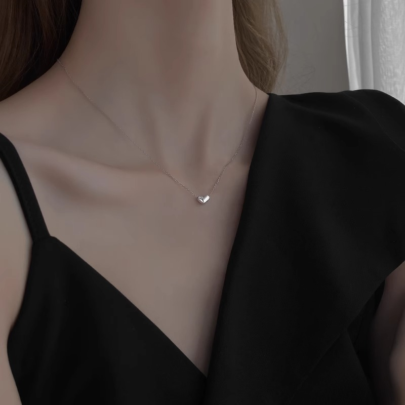 High-End Heart Necklace Clavicle Chain - Elegant Neck Accessory Inspired by Parisian Design High-End Heart Necklace Clavicle Chain - Elegant Neck Accessory Inspired by Parisian Design