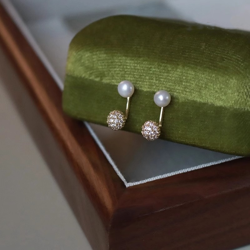 High-End Light Luxury Pearl Stud Earrings for Women - Elegant Designer Jewelry, Perfect for Special Occasions and Everyday Wear High-End Light Luxury Pearl Stud Earrings for Women - Elegant Designer Jewelry, Perfect for Special Occasions and Everyday Wear