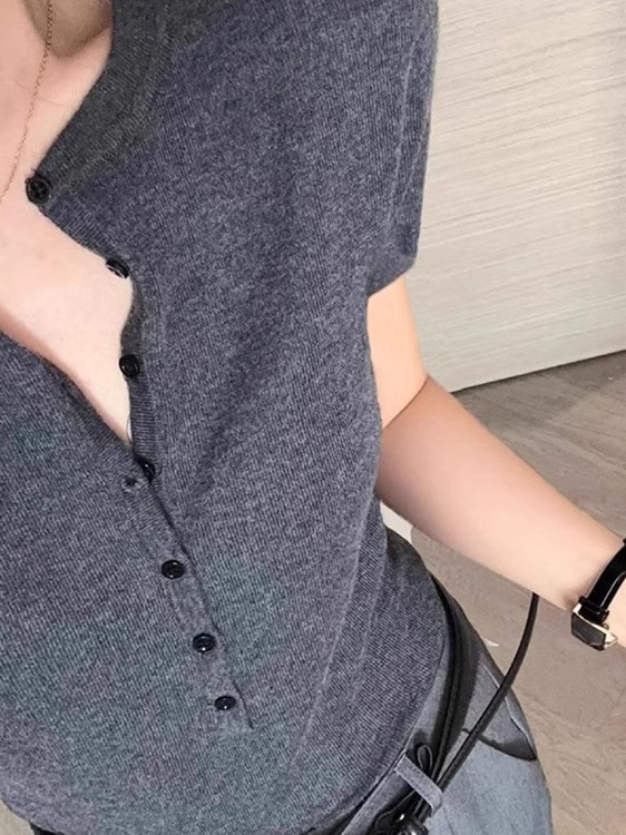 High-End Old Money Style Khaki V-Neck Short Sleeve Knitted Top for Women - Slim Fit Summer Fashion High-End Old Money Style Khaki V-Neck Short Sleeve Knitted Top for Women - Slim Fit Summer Fashion