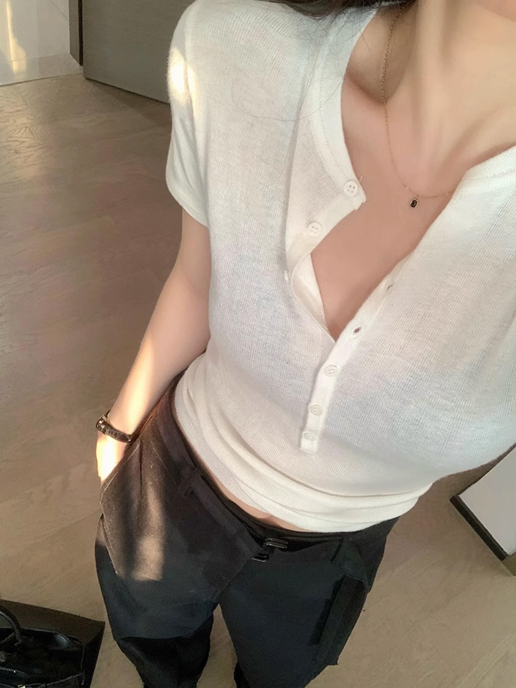 High-End Old Money Style Khaki V-Neck Short Sleeve Knitted Top for Women - Slim Fit Summer Fashion High-End Old Money Style Khaki V-Neck Short Sleeve Knitted Top for Women - Slim Fit Summer Fashion