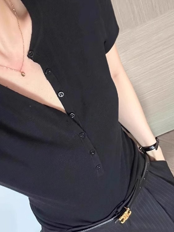 High-End Old Money Style Khaki V-Neck Short Sleeve Knitted Top for Women - Slim Fit Summer Fashion High-End Old Money Style Khaki V-Neck Short Sleeve Knitted Top for Women - Slim Fit Summer Fashion