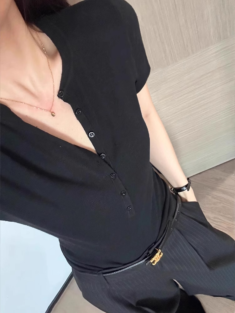 High-End Old Money Style Khaki V-Neck Short Sleeve Knitted Top for Women - Slim Fit Summer Fashion High-End Old Money Style Khaki V-Neck Short Sleeve Knitted Top for Women - Slim Fit Summer Fashion