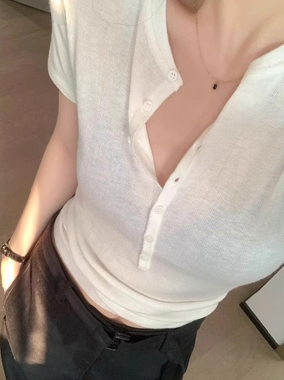 High-End Old Money Style Khaki V-Neck Short Sleeve Knitted Top for Women - Slim Fit Summer Fashion High-End Old Money Style Khaki V-Neck Short Sleeve Knitted Top for Women - Slim Fit Summer Fashion