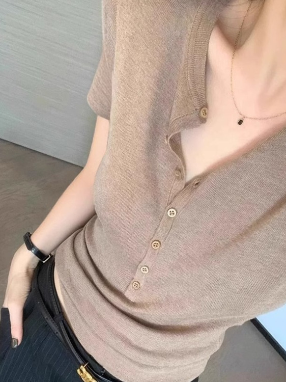 High-End Old Money Style Khaki V-Neck Short Sleeve Knitted Top for Women - Slim Fit Summer Fashion High-End Old Money Style Khaki V-Neck Short Sleeve Knitted Top for Women - Slim Fit Summer Fashion