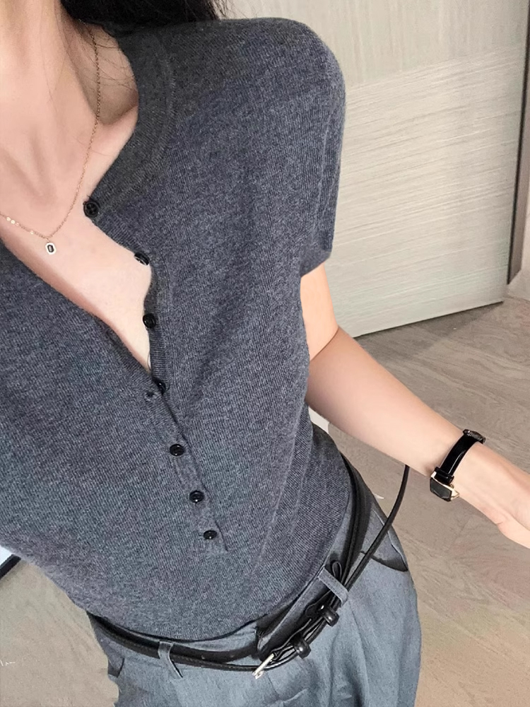 High-End Old Money Style Khaki V-Neck Short Sleeve Knitted Top for Women - Slim Fit Summer Fashion High-End Old Money Style Khaki V-Neck Short Sleeve Knitted Top for Women - Slim Fit Summer Fashion