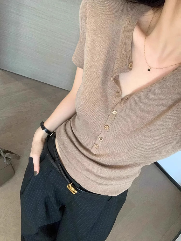 High-End Old Money Style Khaki V-Neck Short Sleeve Knitted Top for Women - Slim Fit Summer Fashion